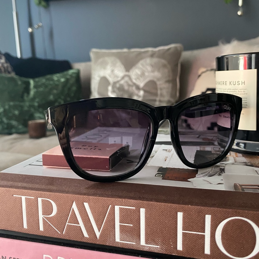 Quay “Zeus” sunglasses in black/smoke .never worn
